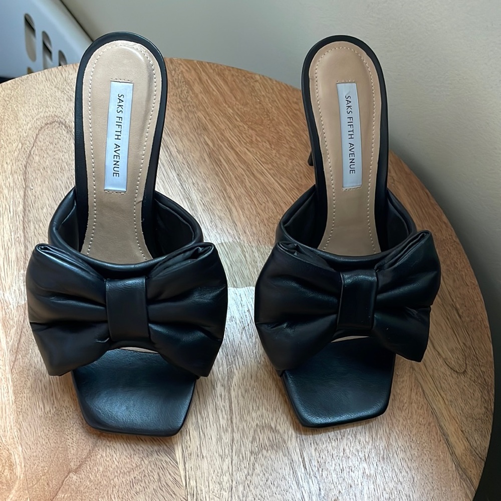 5.5 SAKS FIFTH AVE - open toe bow pumps